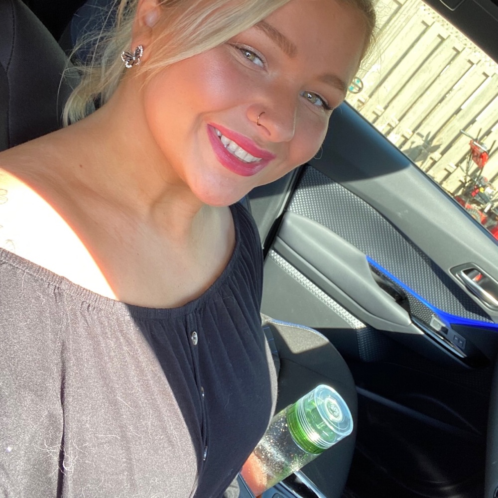 Meet your Posher, Danika